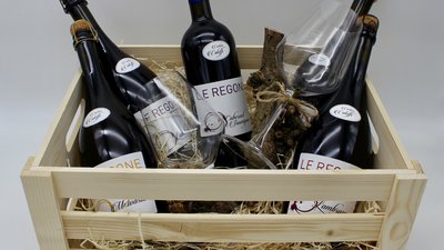 Cesto in legno con una bottiglia per ogni tipologia di vino e due bicchieri "Cantina Caleffi"